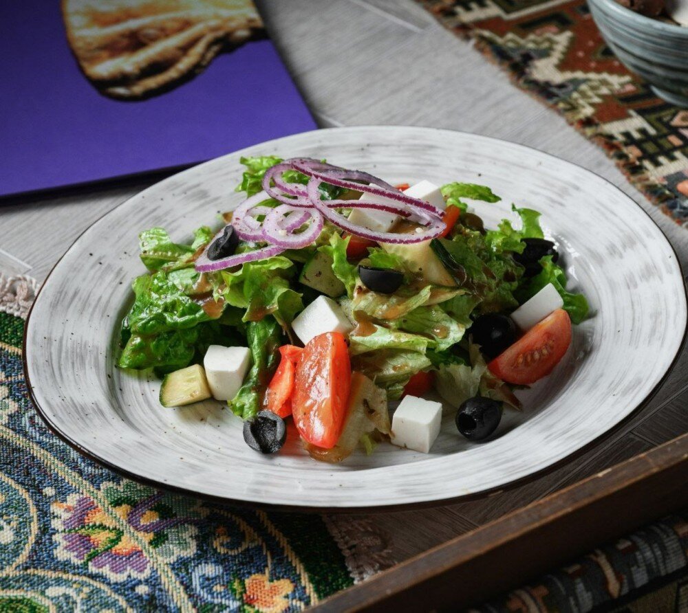 Греческий салат из свежих овощей
