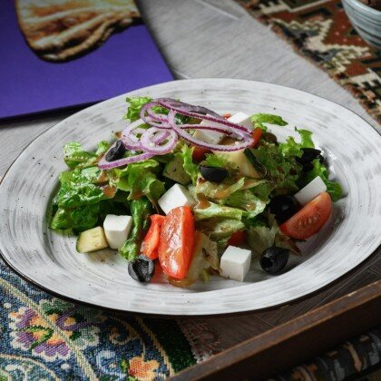 Греческий салат из свежих овощей