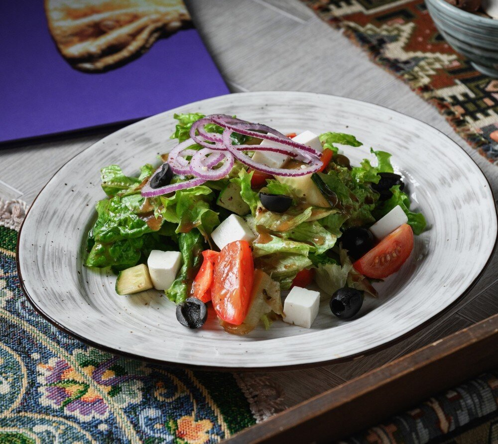 Греческий салат из свежих овощей