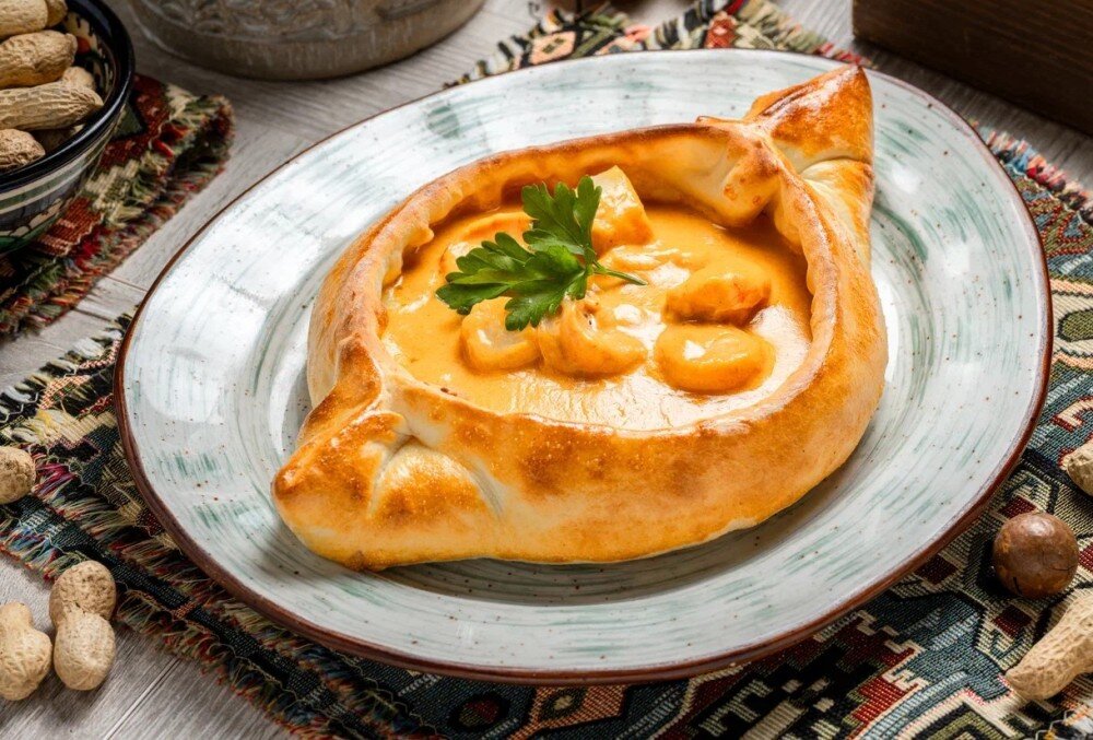 Хачапури с морепродуктами "Том Ям"