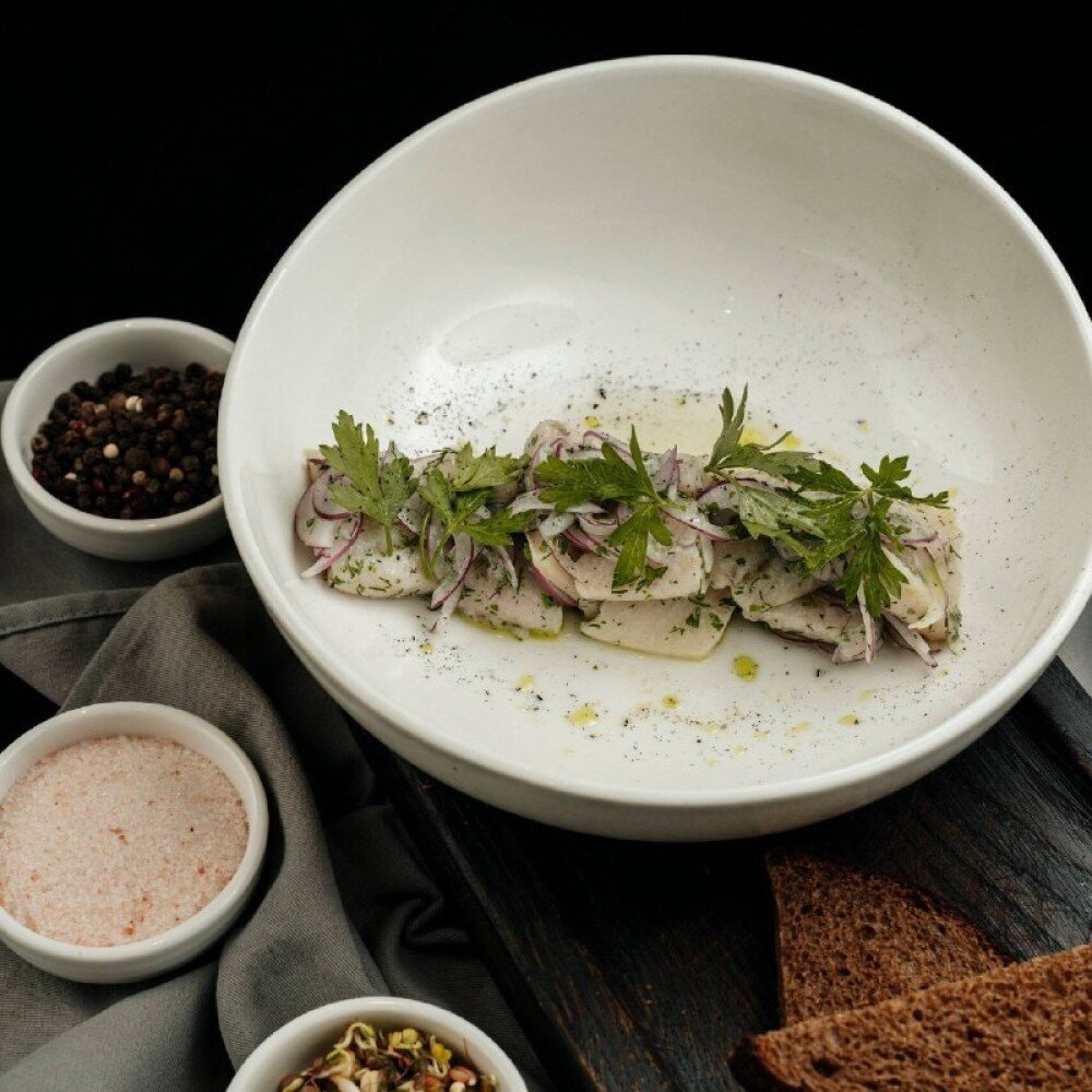 Сельдь с маринованым луком и ржаным хлебом (185 г)