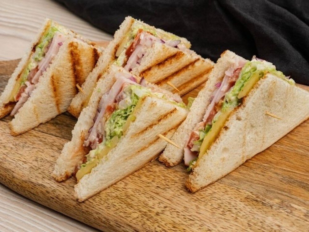 Сендвич с курицей, беконом, свежим салатом и яйцом (370 г)