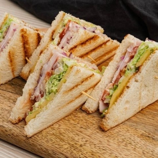 Сендвич с курицей, беконом, свежим салатом и яйцом (370 г)