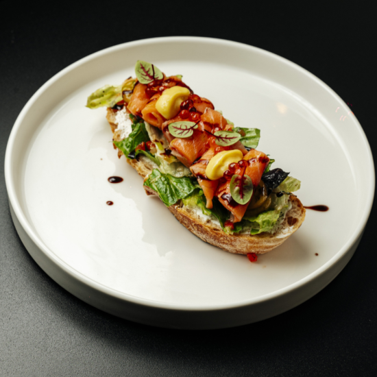 Брускетта с лососем  и муссом пармезан ( 245 г)