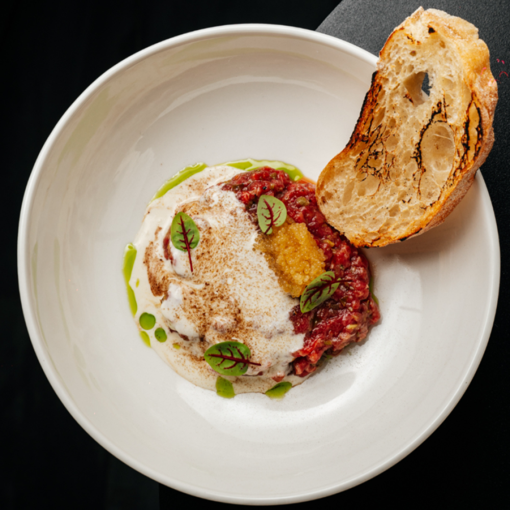 Тар-тар из говядины с соусом пармезан и щучьей икрой (188 г)