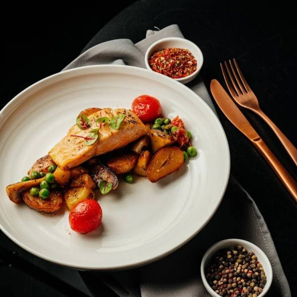 Лосось с  овощами и соусом из запечённого  перца (350 г)