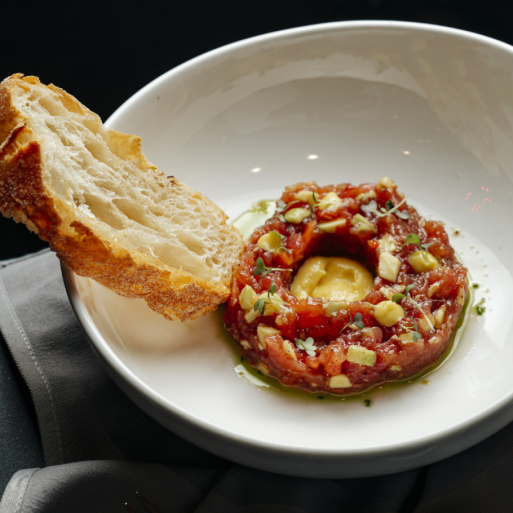 Тар-тар из тунца с авокадо и соусом манго (240 г)