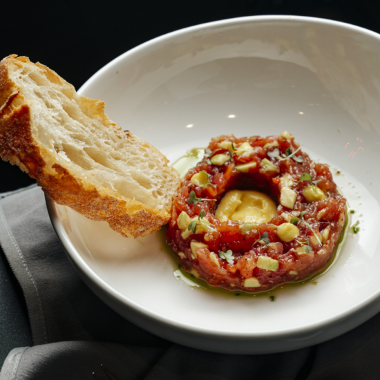 Тар-тар из тунца с авокадо и соусом манго (240 г)