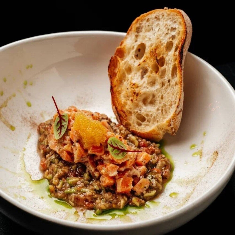 Тар-тар из лосося и соусом гуакамоле (200 г)