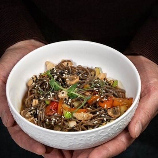 Гречневая лапша с курицей су-вид, шампиньонами, цукини, томатами черри и соусом терияки