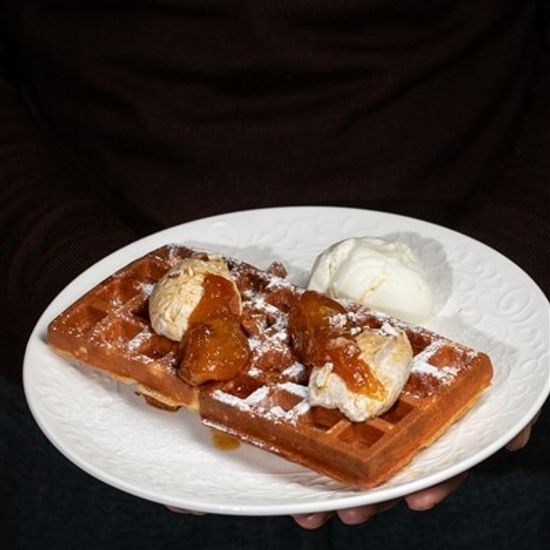 Вафли с карамелизированной грушей и фундучным кремом