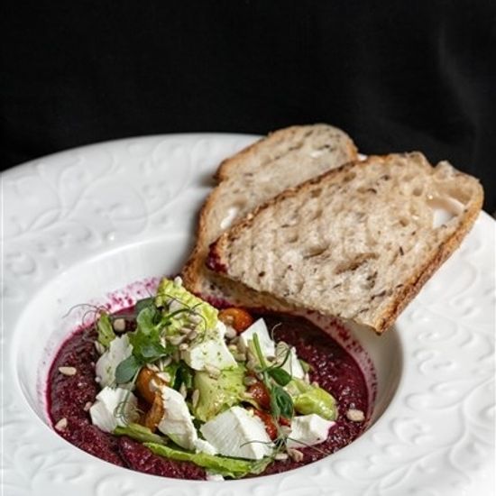 Салат из свёклы с печёными перцами, фетой и салатом романо