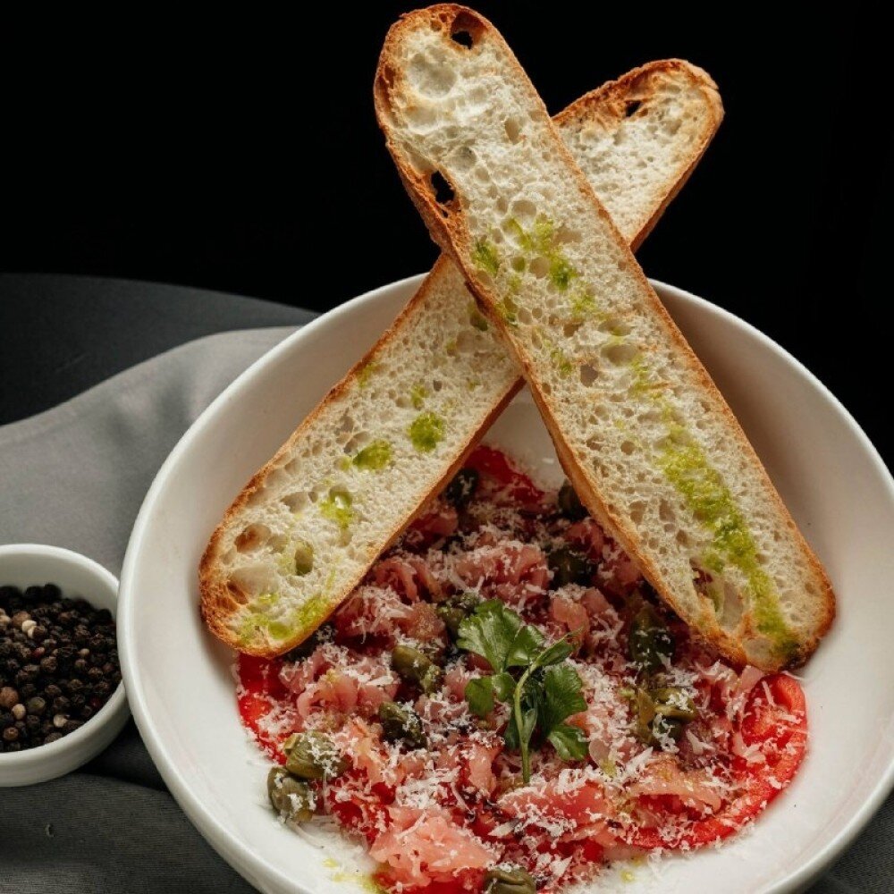 Карпаччо с опаленными томатами и тунцом (300 г)