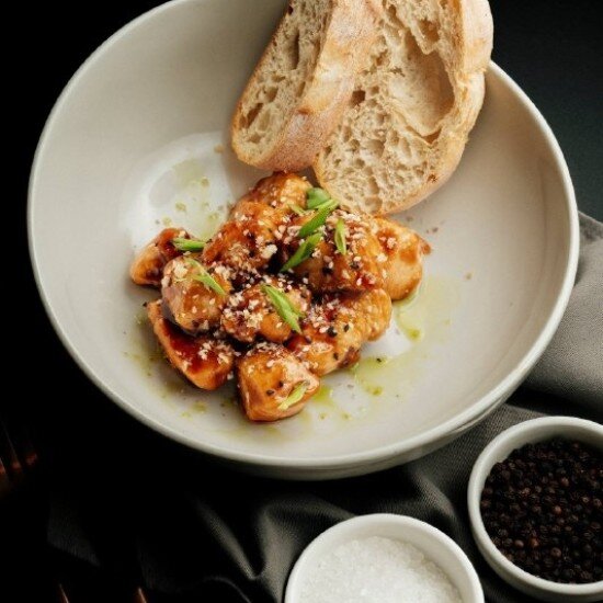 Курица в соусе терияки с кунжутом и зеленью (250 г)