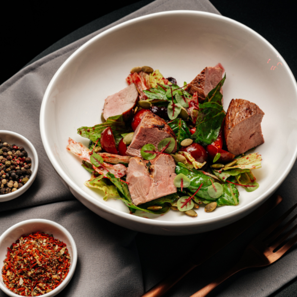 Салат с утиной грудкой и соусом из смородины (170 г)