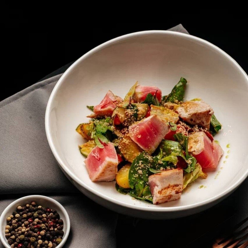 Тёплый салат с тунцом и пряной заправкой (200 г)