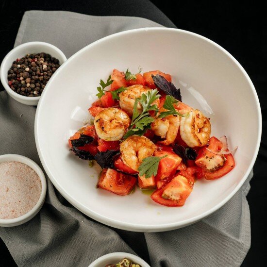 Салат с томатами и креветками в пряной заправеке (250 гр)