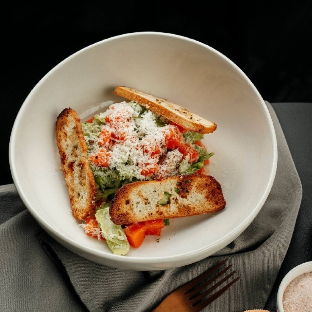 Салат цезарь с лососем (240 г)