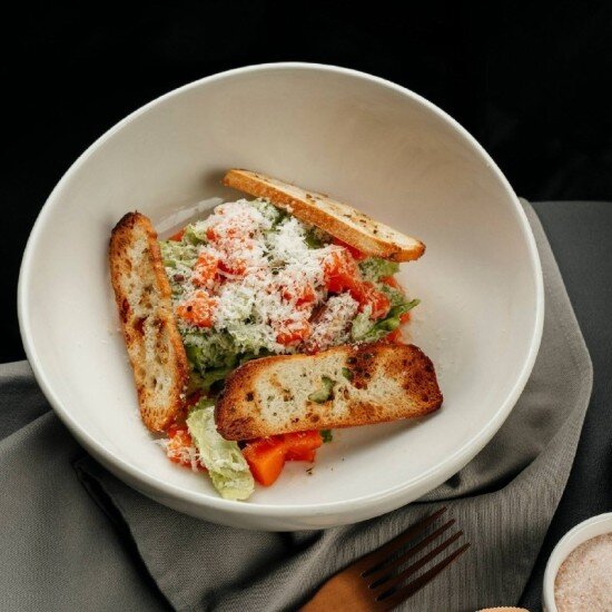 Салат цезарь с лососем (240 г)