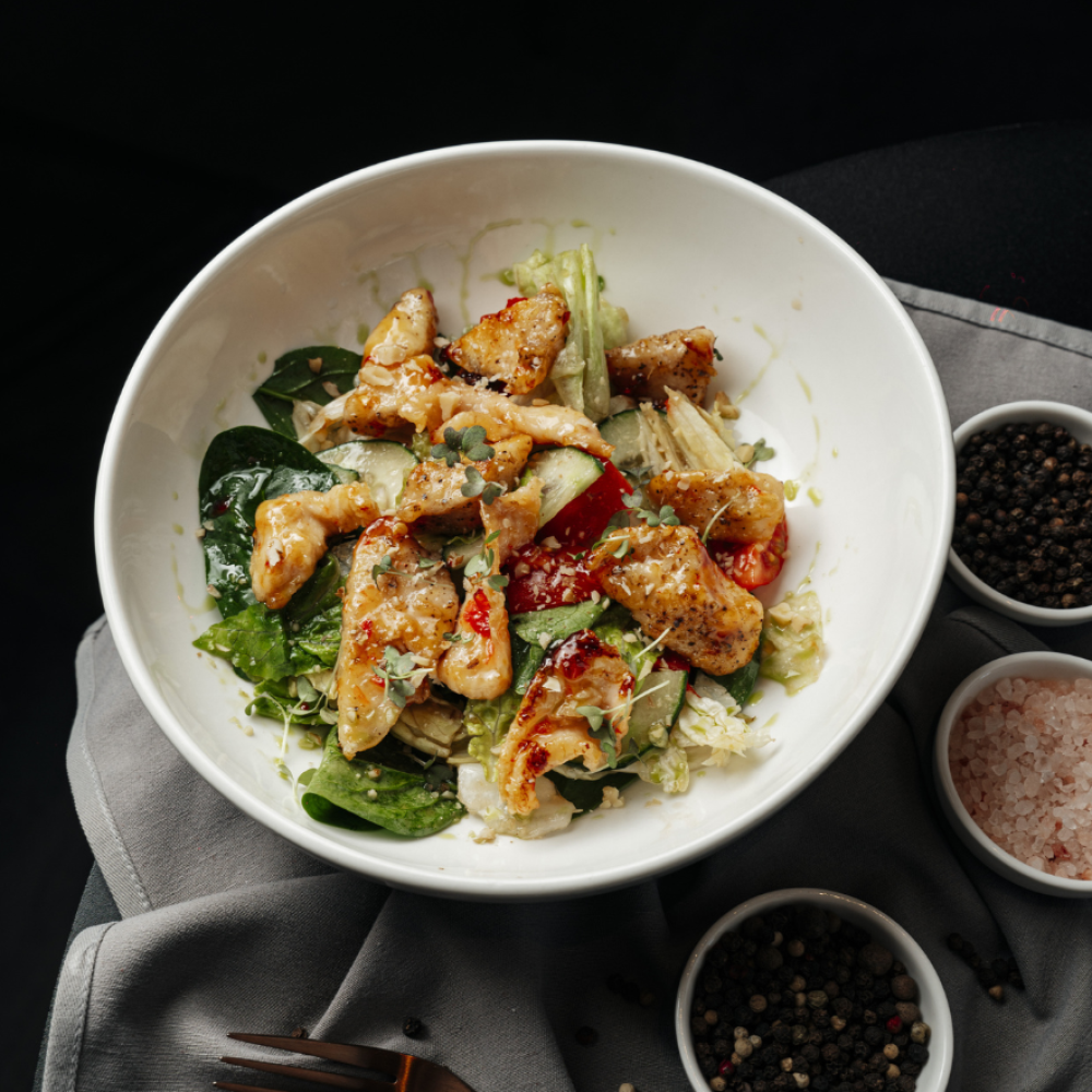 Фирменный салат с курицей в соусе сладкий чили (270 г)