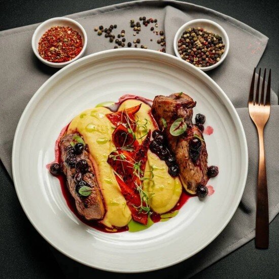 Утиная грудка с пюре из батата и соусом из смородины (300 г)