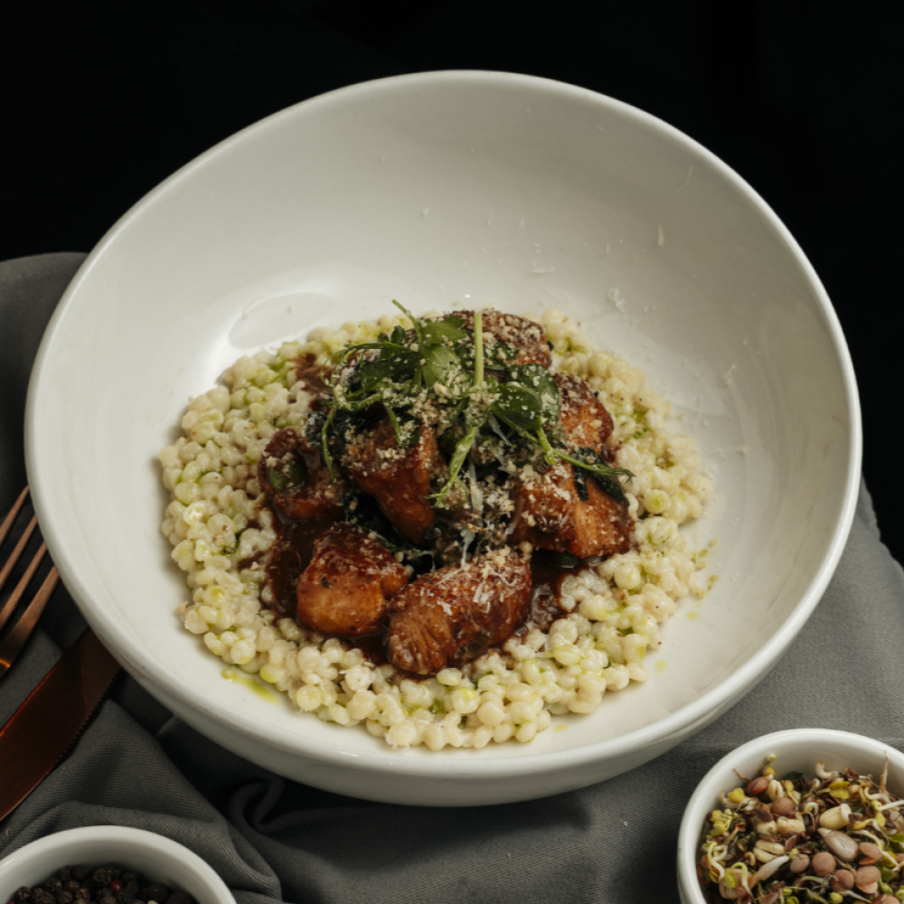 Птитим с индейкой в соусе терияки и ореховой пудрой (350 г)