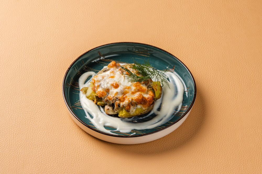 Картофель запеченый с копченой курицей