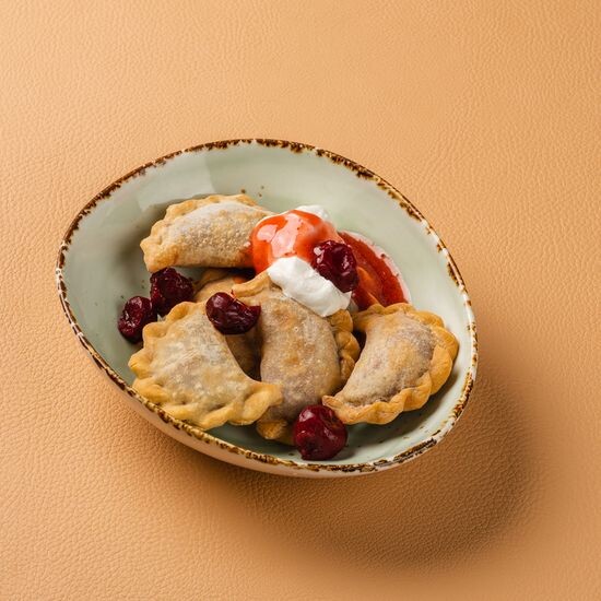 Жареные вареники с вишней