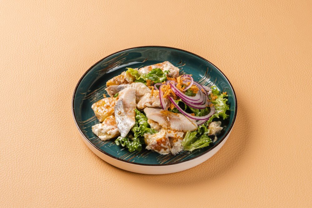 Салат сельдь и сочные листья