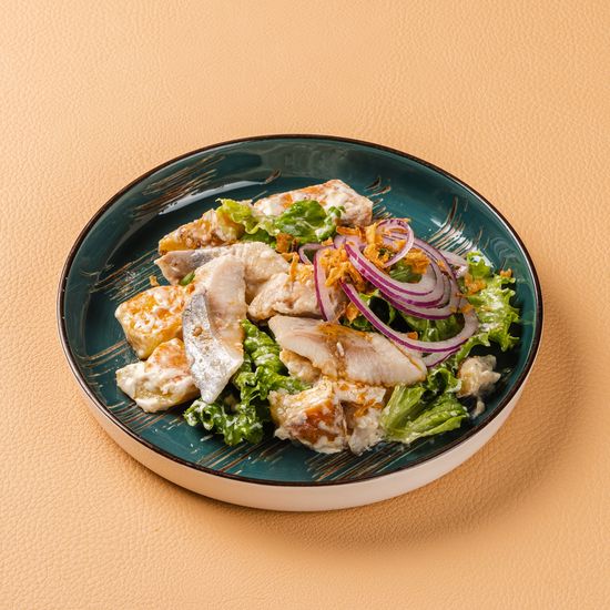 Салат сельдь и сочные листья