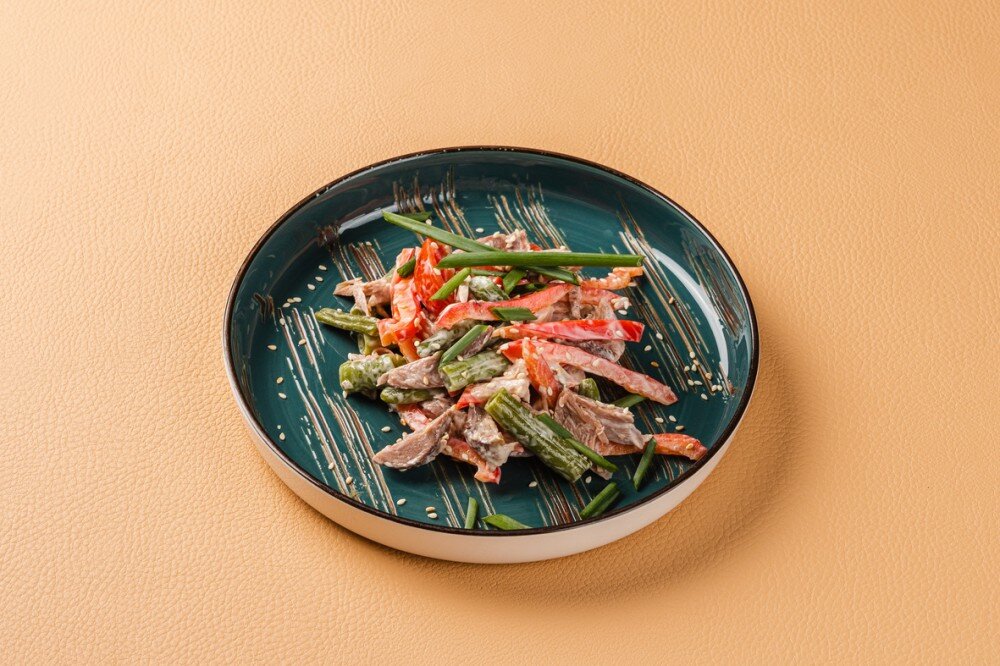 Салат со свиной рулькой