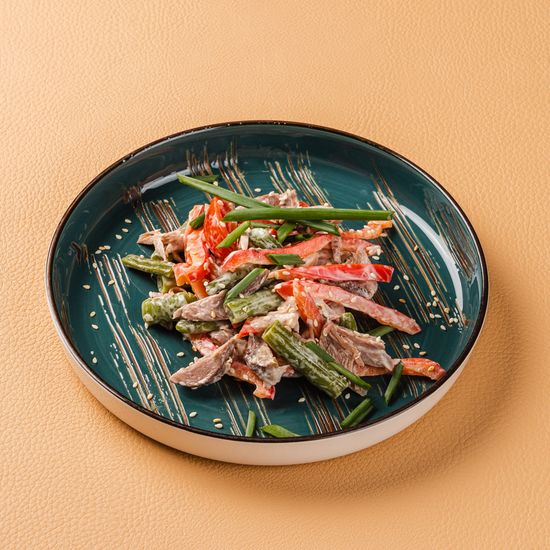 Салат со свиной рулькой