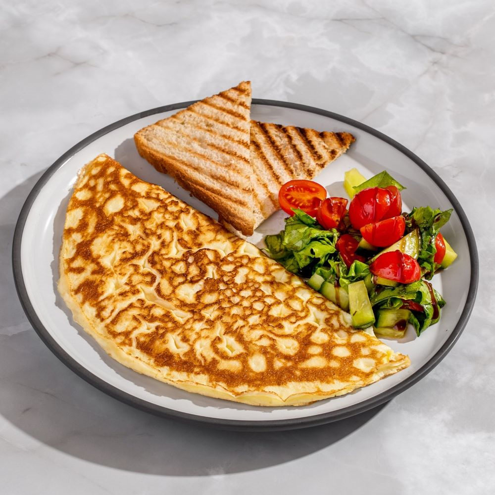 Омлет с курицей и грибным соусом