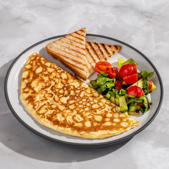 Омлет с курицей и грибным соусом