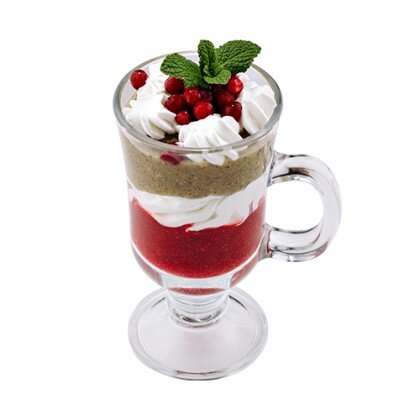 Десерт с ягодами и крем чиз