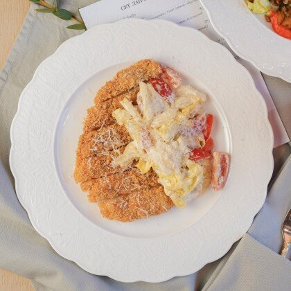 Хрустящие листья со шницелем