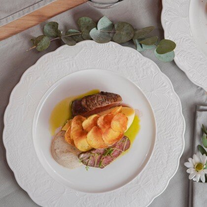 Толстый край на гриле с картофельным кремом и перцем