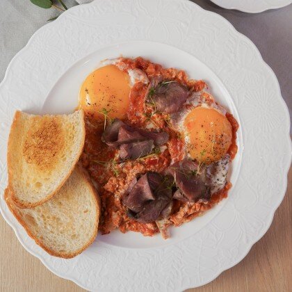 Томатная шакшука с ростбифом