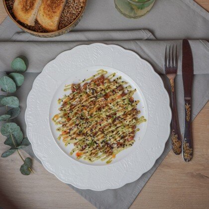 Тартар из тунца со свежими огурцами и чили