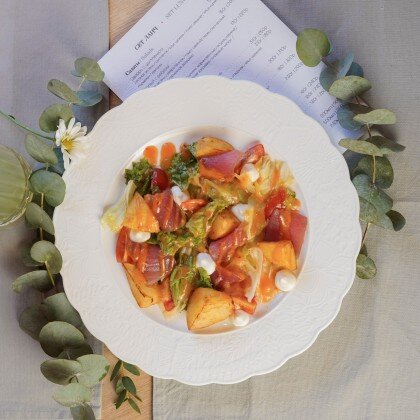 Свежие овощи с тунцом и соусом чили