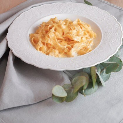 Фетучини / сырный соус / сыр