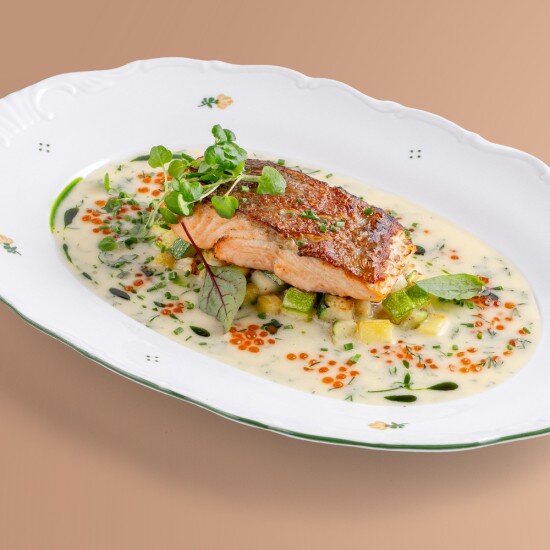 Форель с икорным соусом и укропом