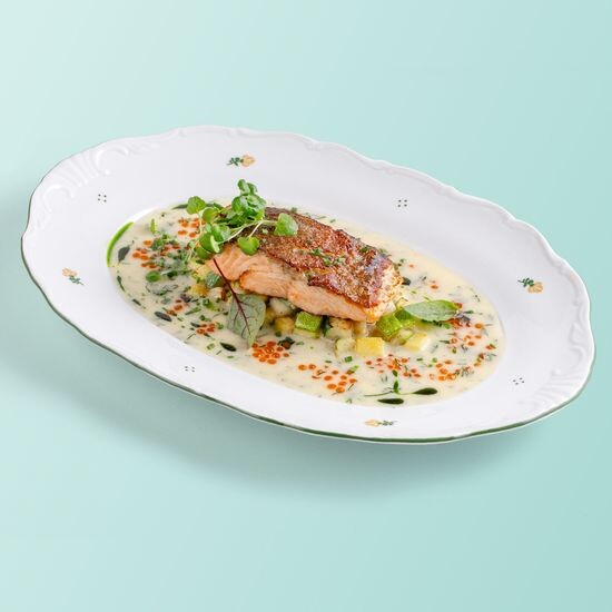 Форель с икорным соусом и укропом