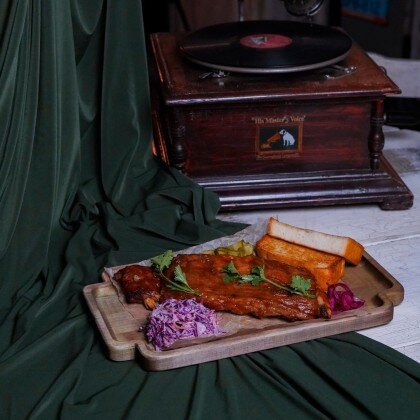 Свиные ребра с коул слоу и хлебом