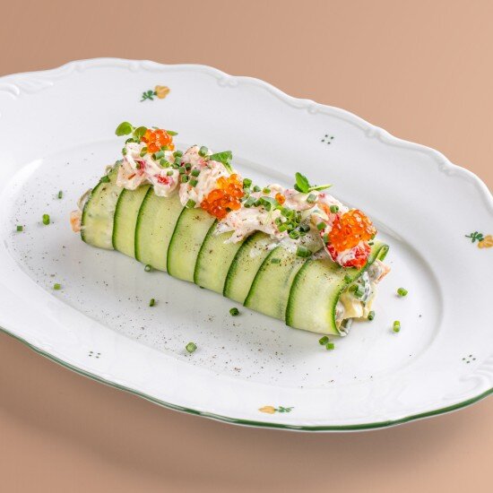 Оливье с крабом и красной икрой