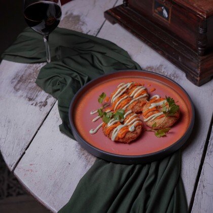 Пончики с крабом и ромеско