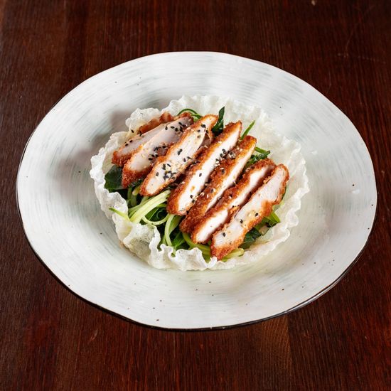 Салат с курицей темпура