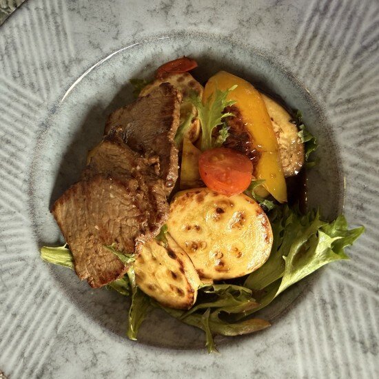 Теплый салат с телятиной