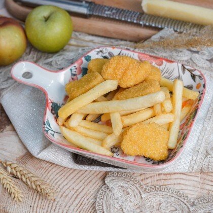 Картофель фри с наггетсами