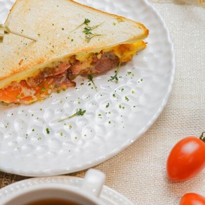 Тост с беконом и томатами